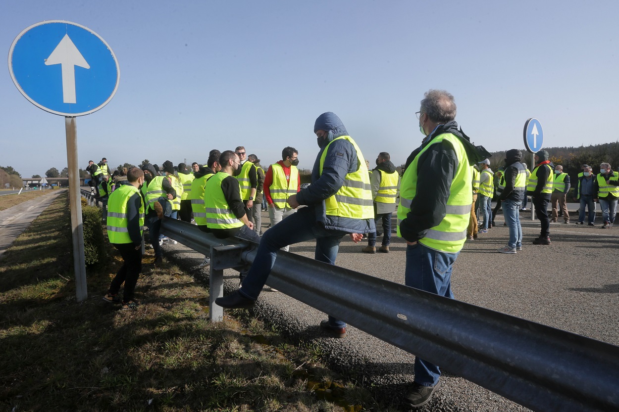 Los piquetes en la carretera para cortar la A-6 en ambos sentidos a la altura de Guitiriz, a 18 de marzo de 2022, en Guitiriz, Lugo, Galicia (España). Fuente: Europa Press.
