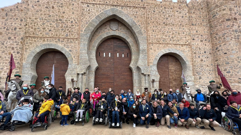 El CEO de Puy du Fou, Erwan de la Villéon, junto a miembros de la Fundación NIPACE en la apertura del parque