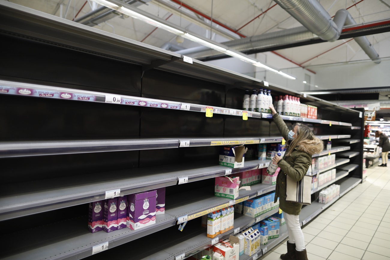 Lineales vacíos en un supermercado