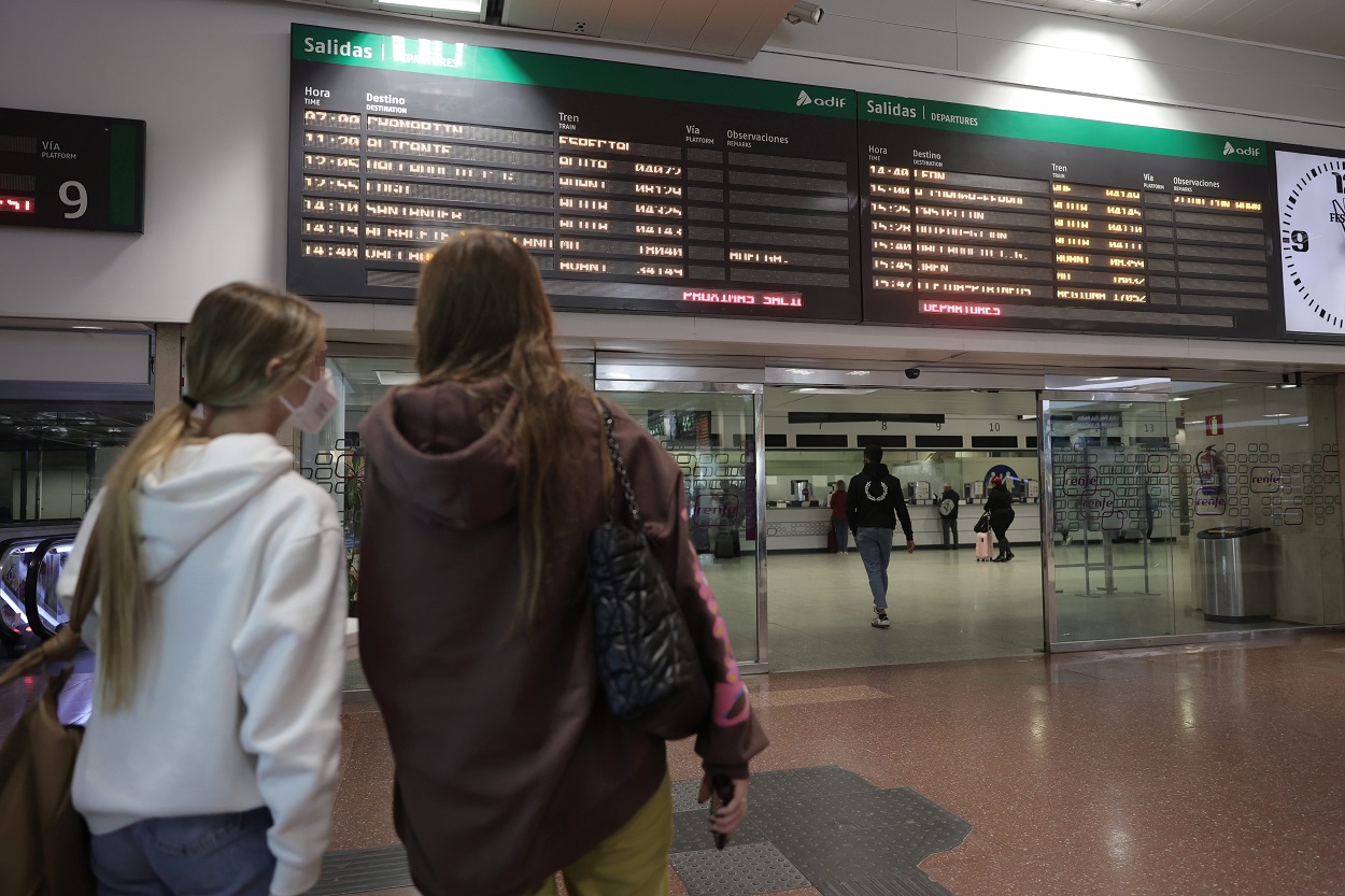 Los trenes Alvia de Renfe Madrid-Extremadura han registrado un 90% de puntualidad. En la imagen, el panel de salidas de Renfe en Chamartín. Europa Press