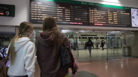 Los trenes Alvia de Renfe Madrid-Extremadura han registrado un 90% de puntualidad. En la imagen, el panel de salidas de Renfe en Chamartín. Europa Press