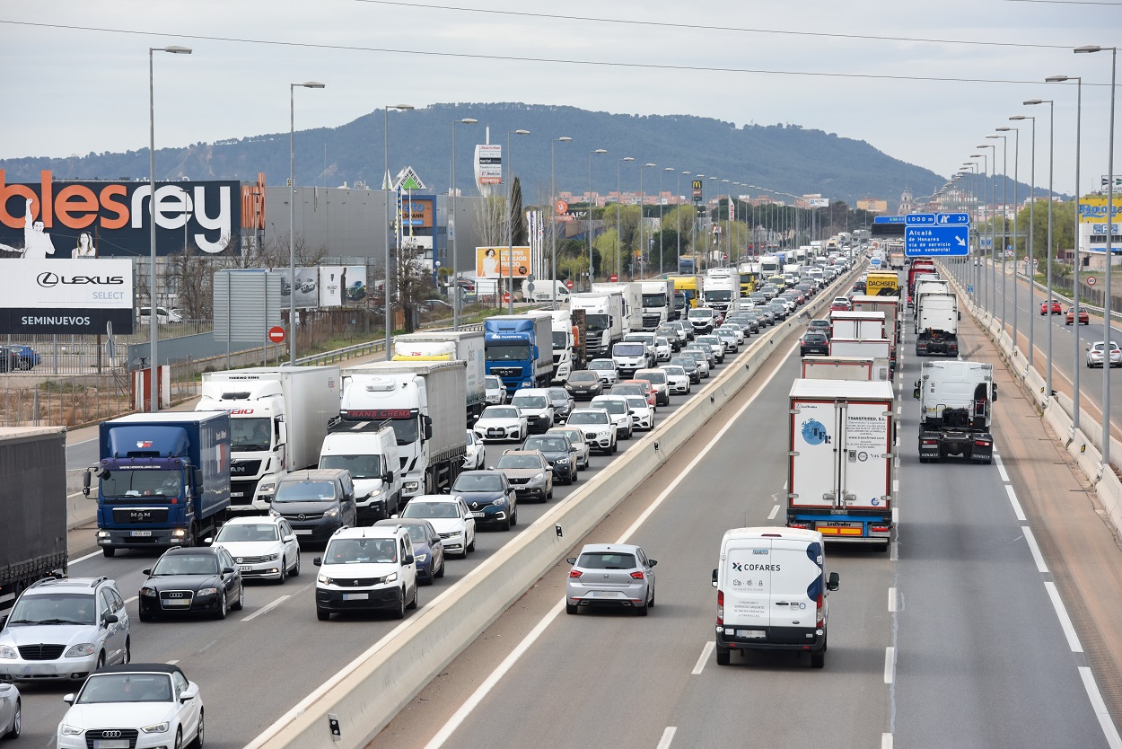 Marcha lenta de transportistas en Madrid. Europa Press