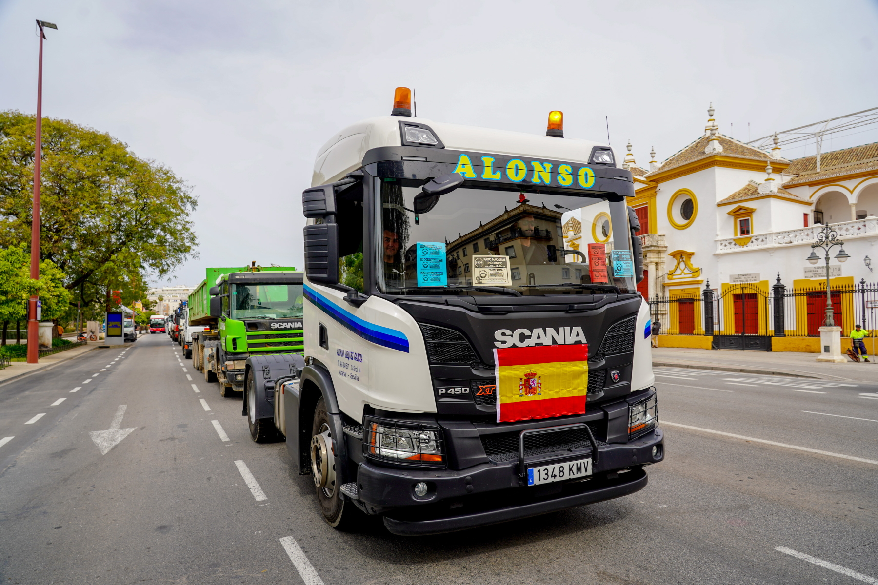 Camiones pasando por la Real Maestranza a marcha lenta en el quinto día de paros en el sector de los transportes