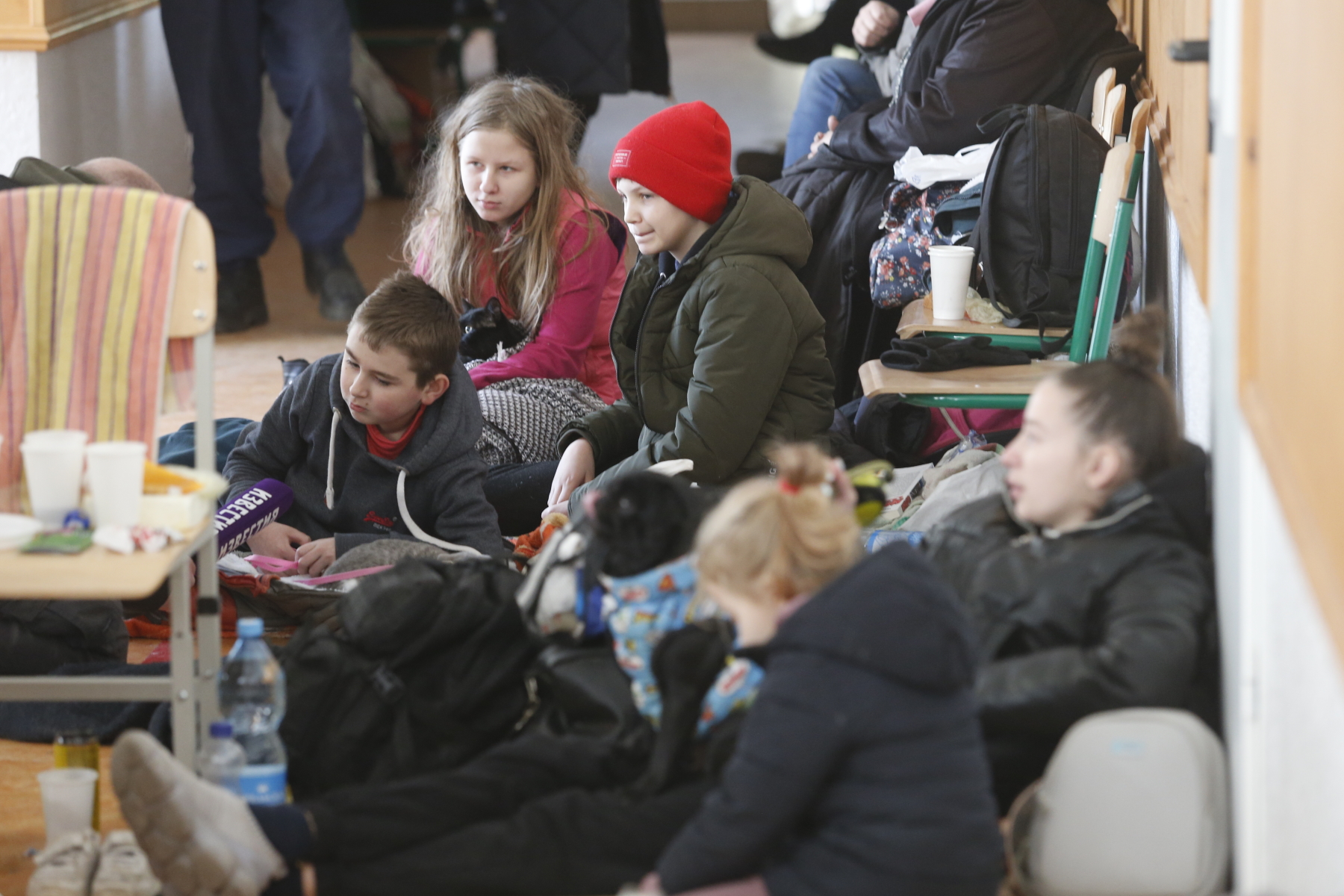 Varios desplazados ucranianos de Mariúpol descansan en un refugio temporal