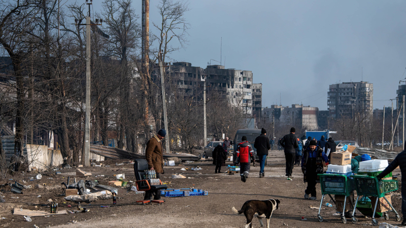 Varios residentes de Mariúpol huyen de la ciudad tras la apertura de un corredor humanitario
