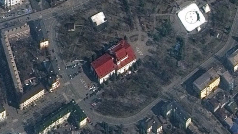 El teatro bombardeado en Mariúpol con la palabra "niños" escrito en el suelo