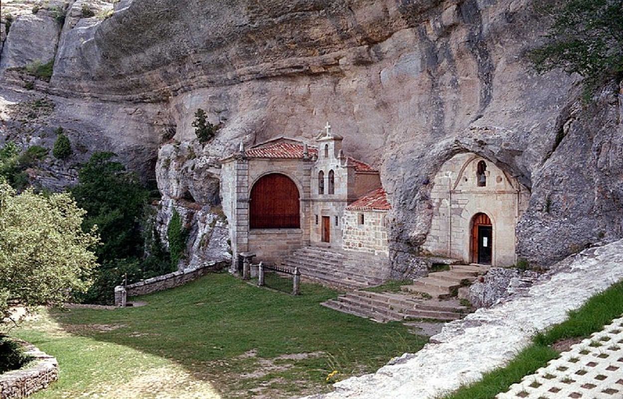 Ermita de San Bernabé (Ojo Guareña). Wikipedia