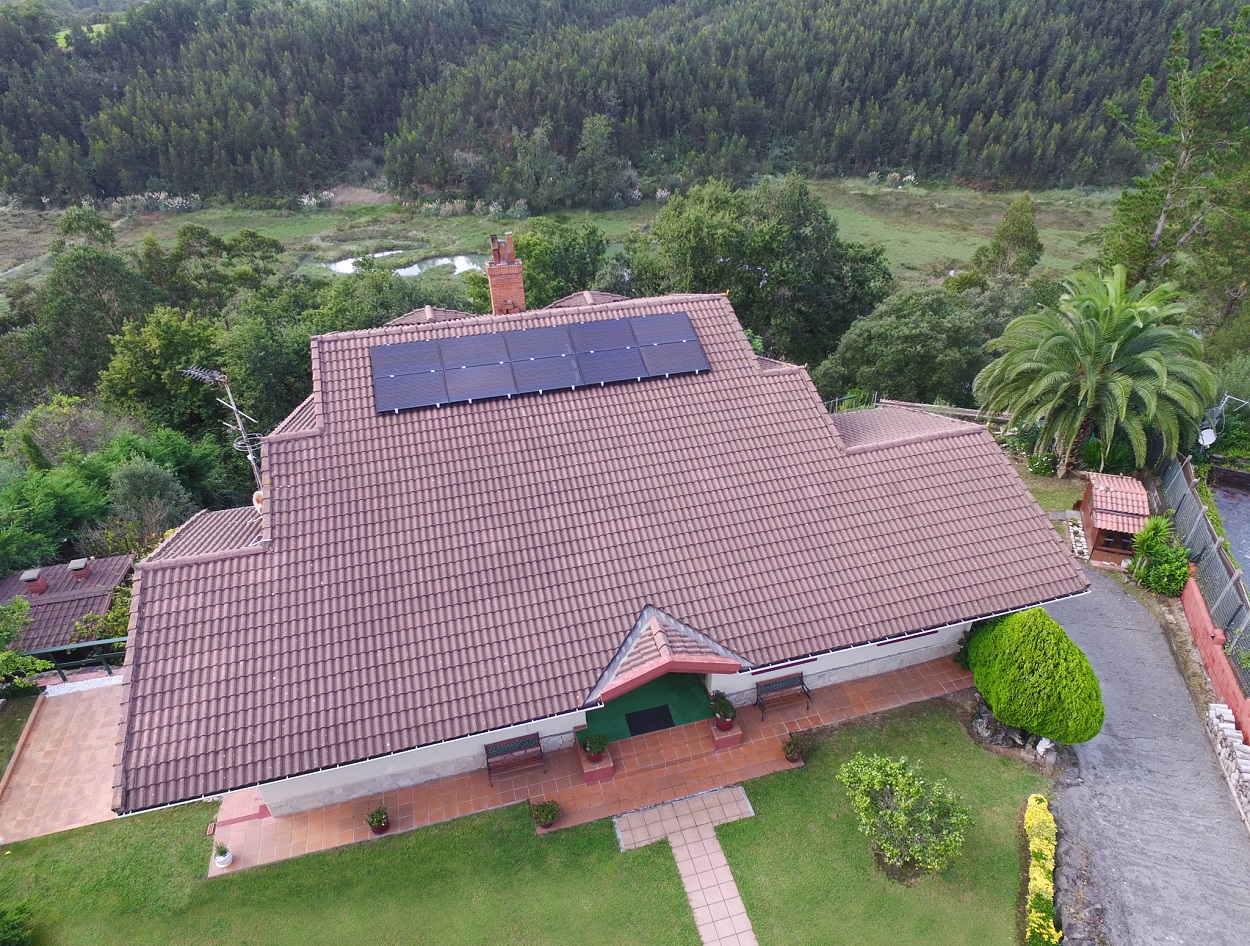 Placas solares en una vivienda. EP