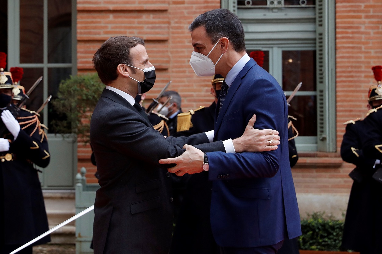 Sánchez saluda a Macron en su último encuentro el pasado 15 de marzo. Fuente: Europa Press.