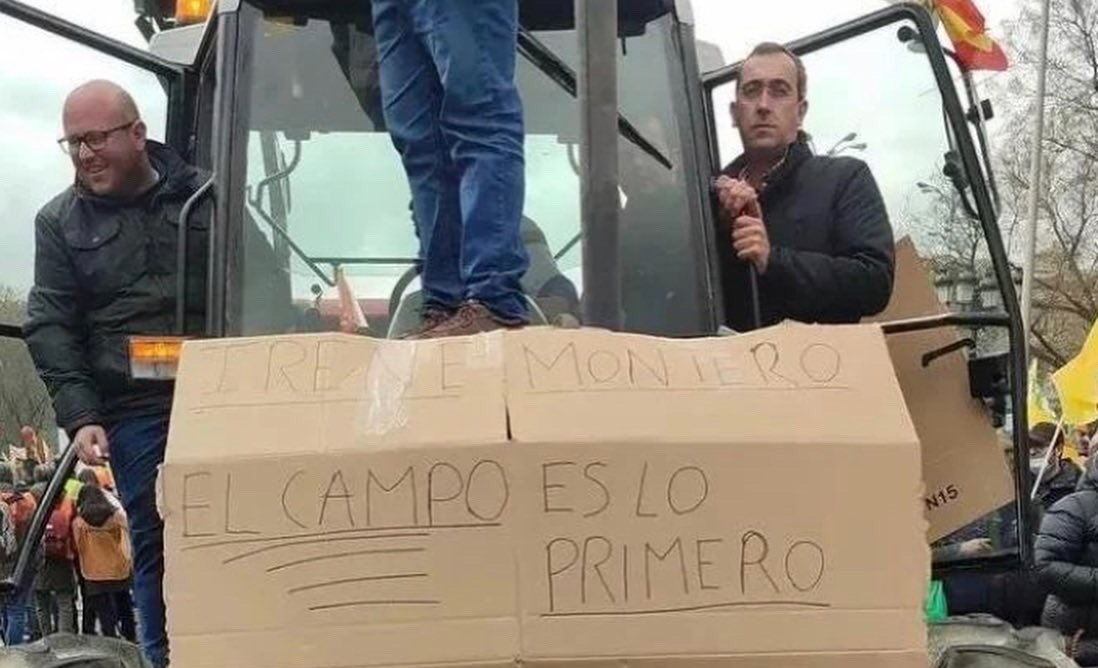 Cartel machista contra Irene Montero en la manifestación del campo