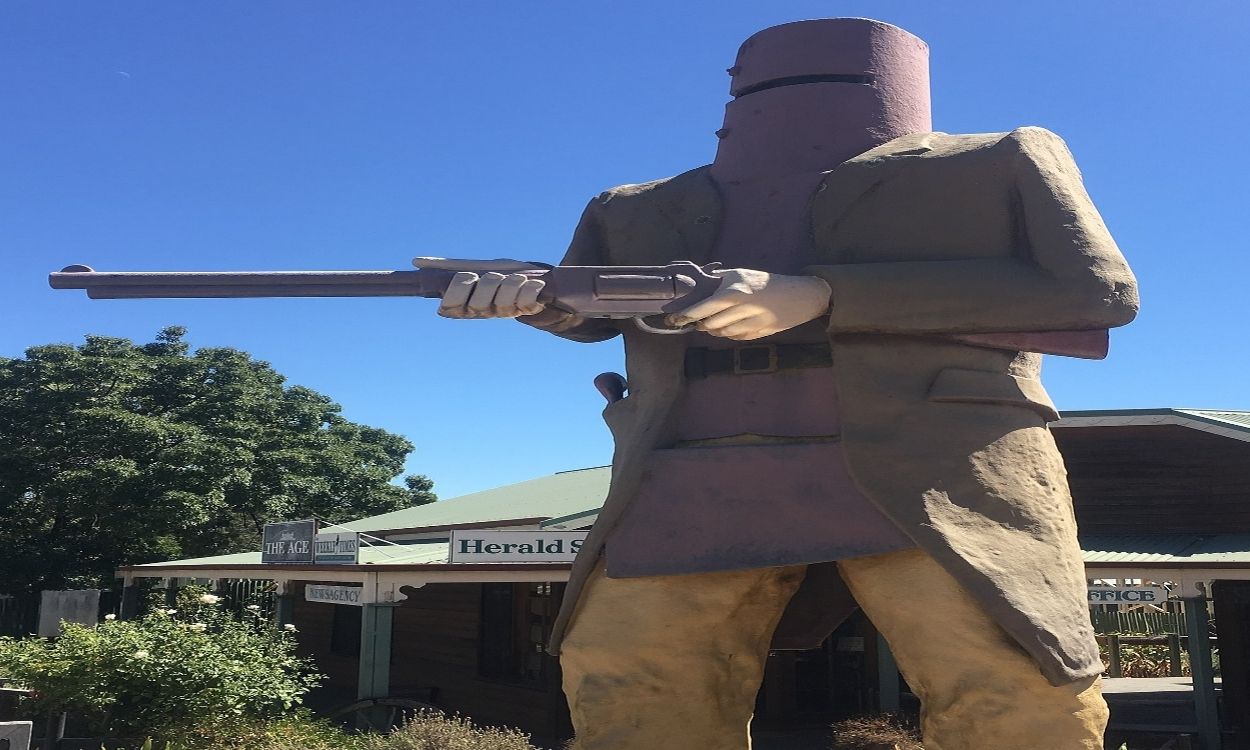 Estatua dedicada al forajido australiano Ned Kelly. Wikipedia. 