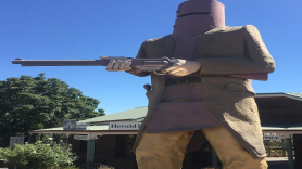 Estatua dedicada al forajido australiano Ned Kelly. Wikipedia.