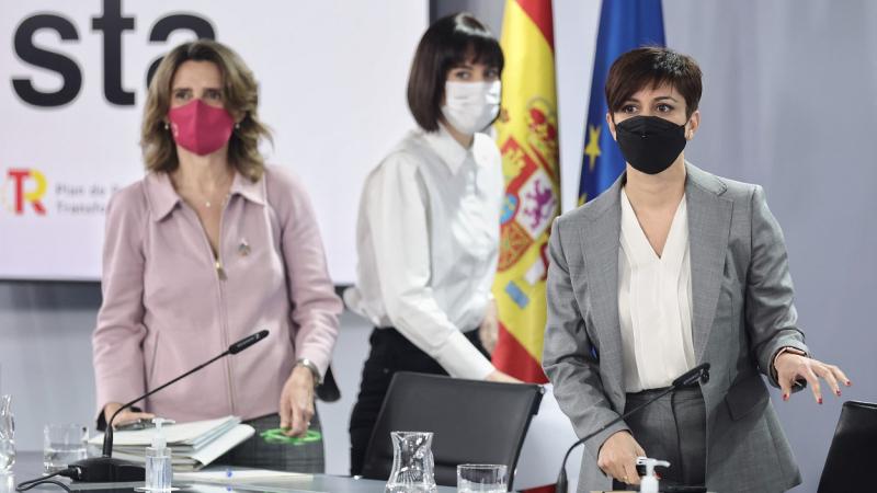 La vicepresidenta tercera y ministra para la Transición Ecológica y el Reto Demográfico, Teresa Ribera; la ministra de Ciencia e Innovación, Diana Morant; y la ministra Portavoz, Isabel Rodríguez, se dirigen a comparecer tras la reunión del Consejo de Min