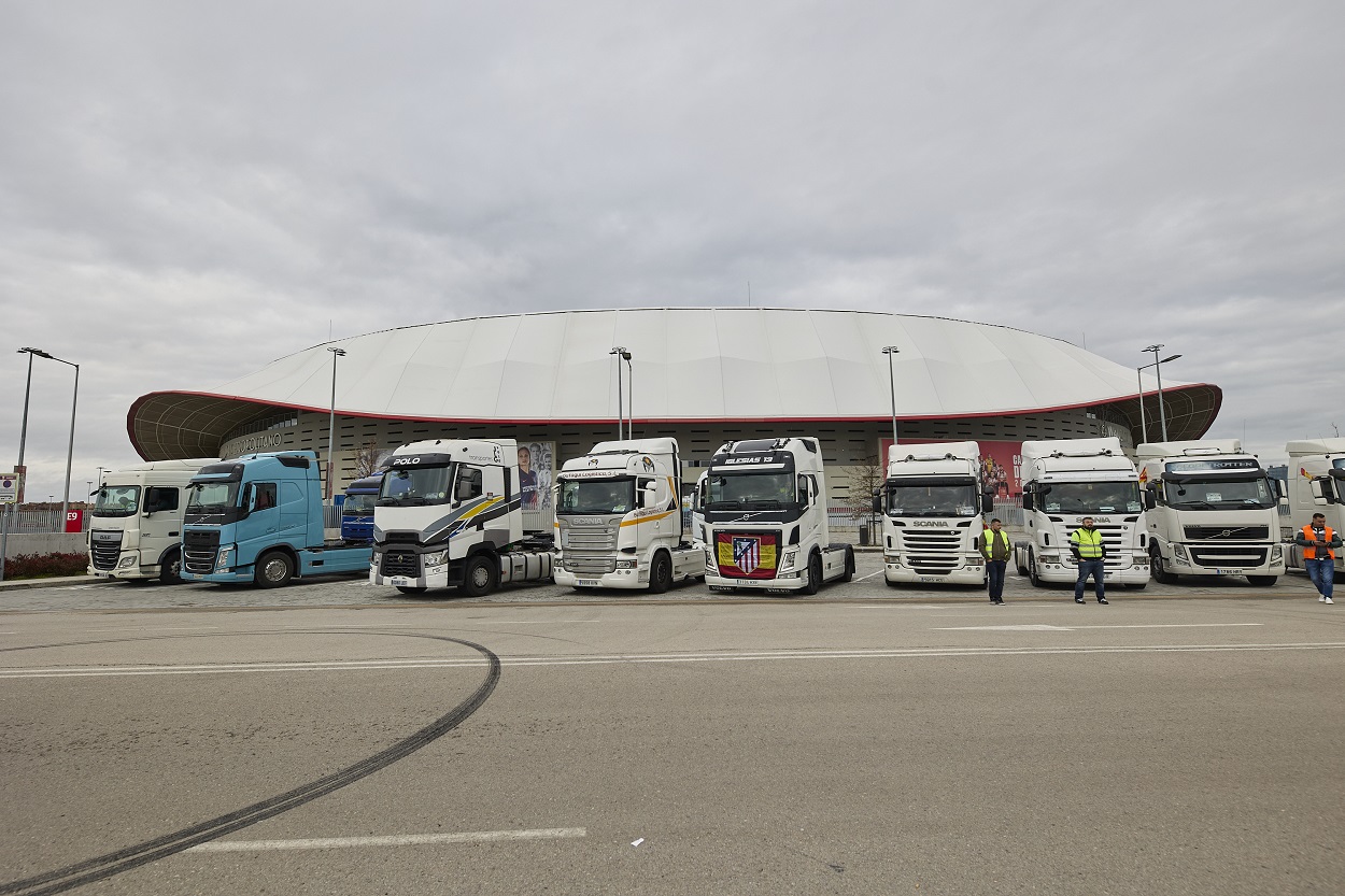 Varios camiones ante el Wanda Metropolitano antes de la marcha lenta. Europa Press