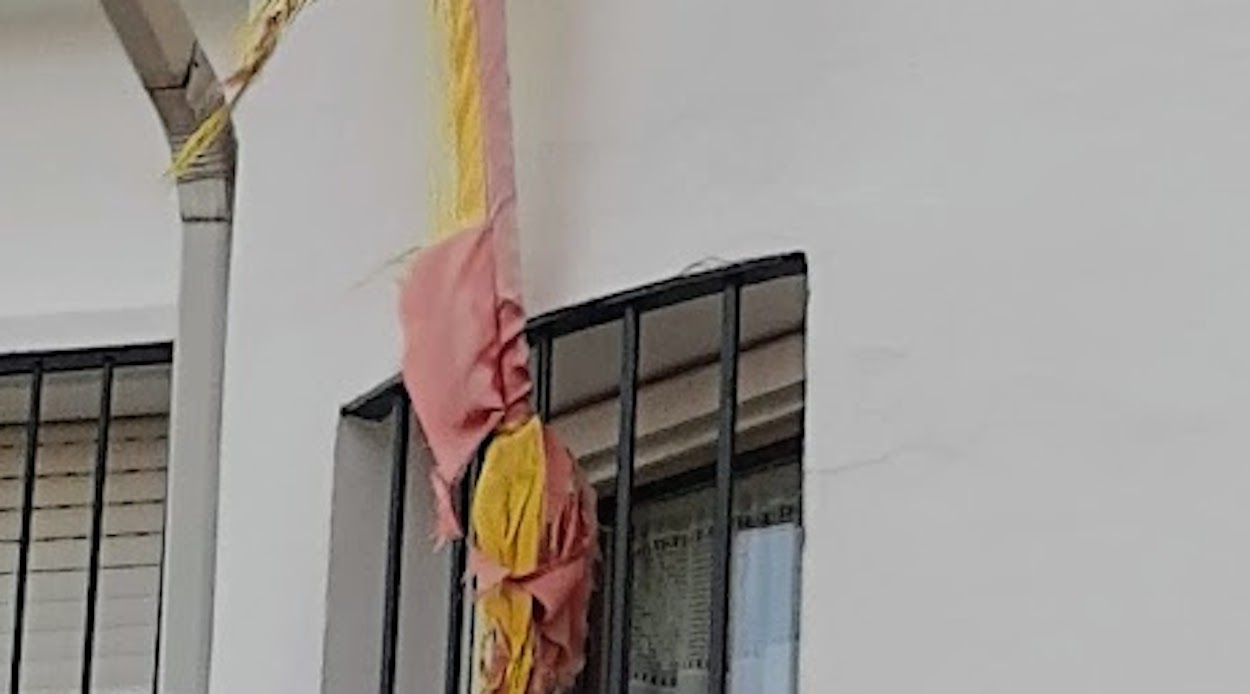 Bandera de España 'ultrajada' por las inclemencias del tiempo.