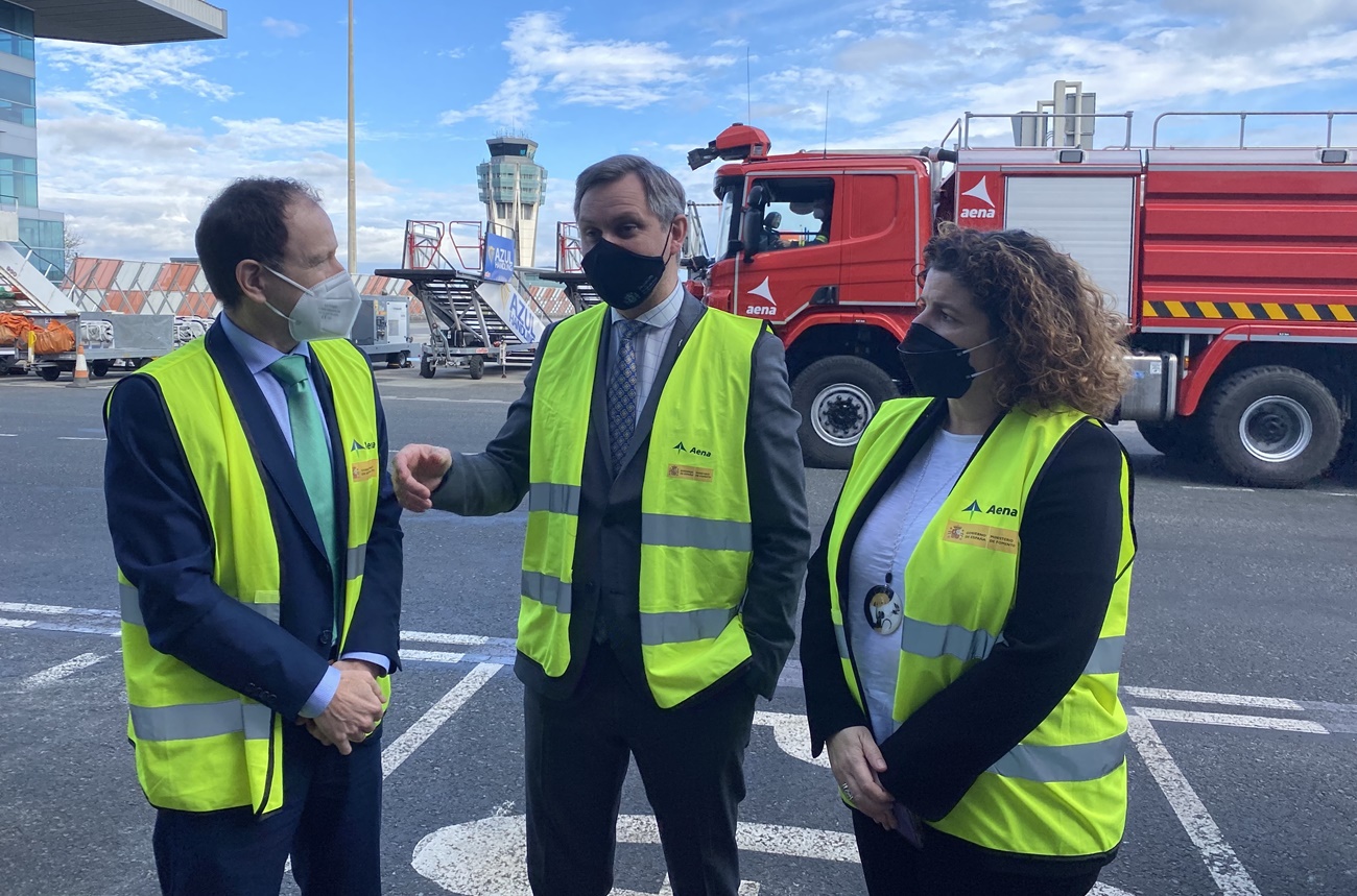 El delegado del Gobierno, José Miñones, en la imagen durante una visita esta semana al aeropuerto de Santiago, ha hecho balance de la huelga en Galicia (Foto: Europa Press).