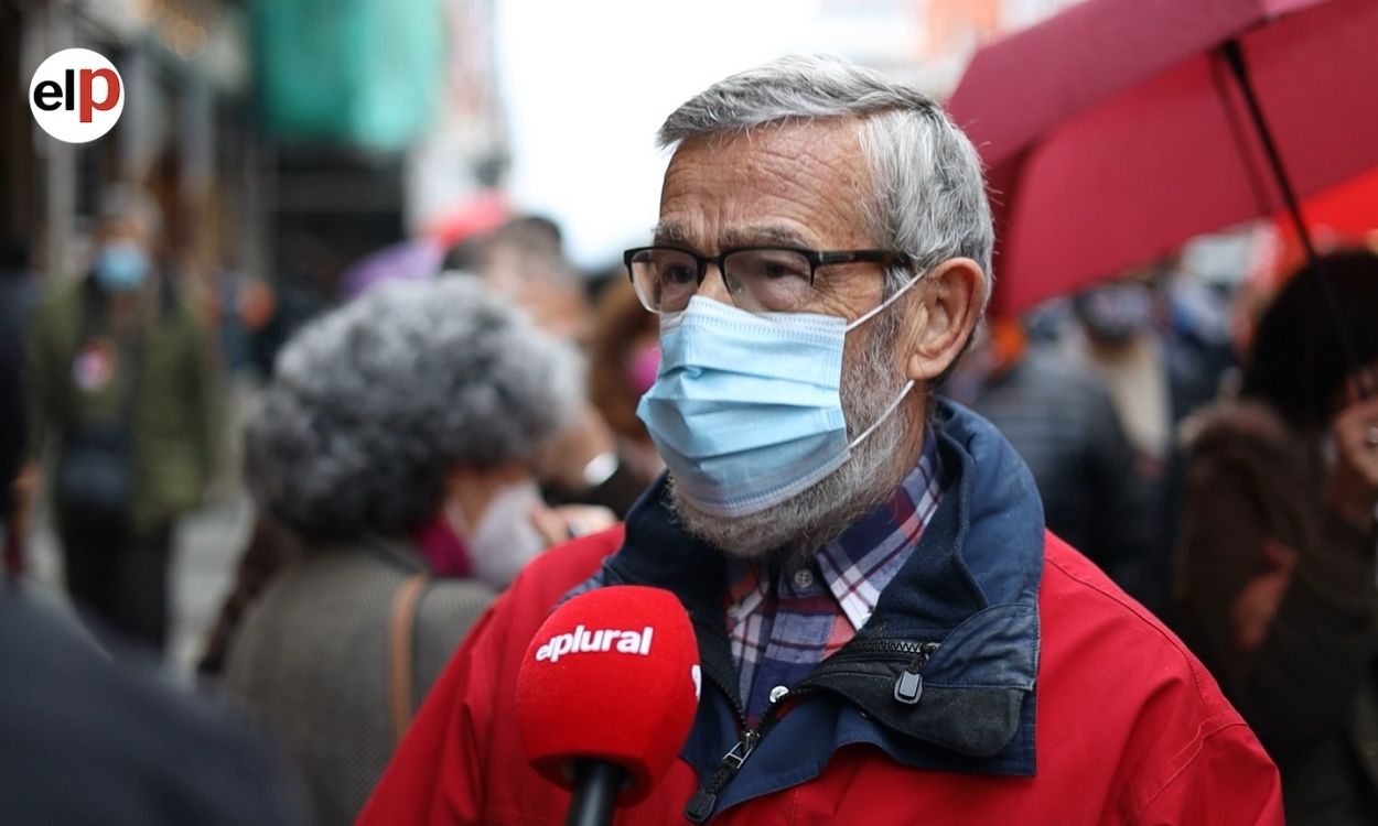 Un pensionista se emociona por la subida de precios en la manifestación de Madrid.