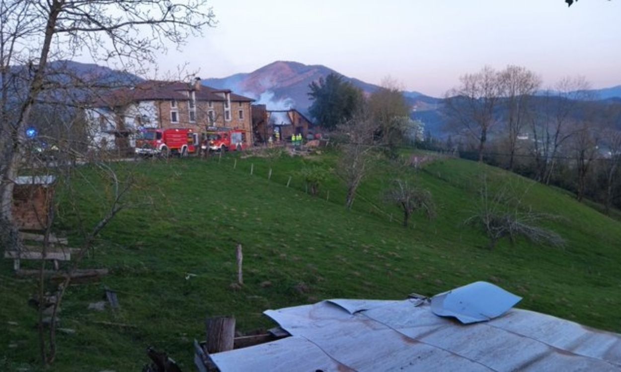 Los bomberos logran extinguir las llamas tras el incendio de un caserío en Okondo. Twitter Bomberos Forales de Álava.