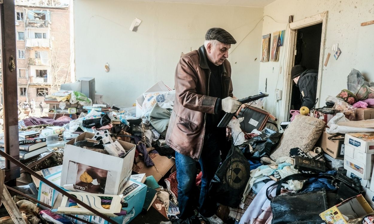 Un hombre recoge los escombros de su casa tras un bombardeo. EP