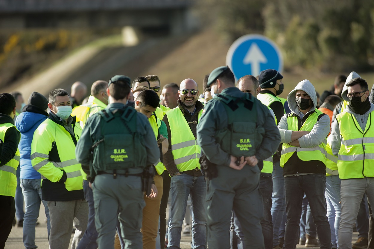 Piquete de transportistas vestidos con sus chalecos amarillos. Europa Press