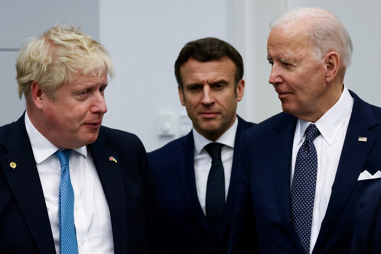 Boris Johnson, Emmanuel Macron y Joe Biden, a su entrada a la reunión del G 7. EP