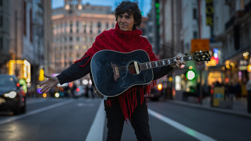 Rubén Pozo posa con su guitarra en la Gran Vía de Madrid. Fernando Coto. Rubén Pozo posa con su guitarra en la Gran Vía de Madrid. Fernando Coto.