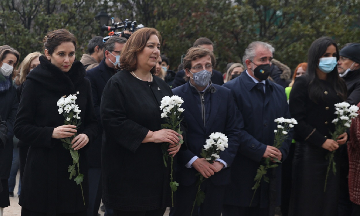 Isabel Díaz Ayuso, presidenta de la CAM; Maite Araluce, presidenta de la AVT; el alcalde de Madrid, José Luis Martínez Almeida, y la vicealcaldesa, Begoña Villacís, en el acto de conmemoración del 11M. EP