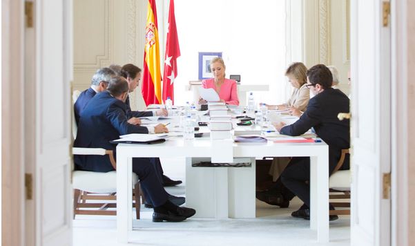 Cristina Cifuentes en una imagen de archivo de una de las primeras reuniones de su Gobierno. 