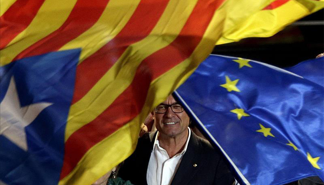 Artur Mas entre banderas de Cataluña