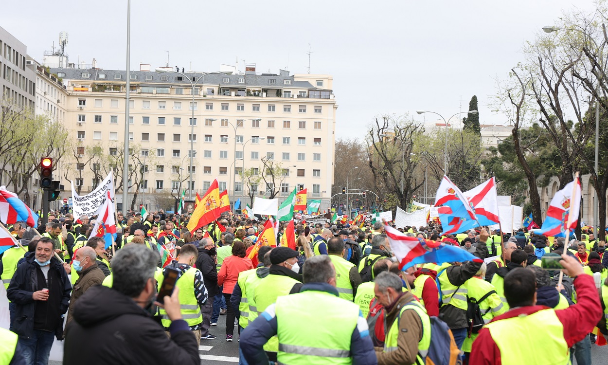 Manifestantes por el sector del transporte, ante el Ministerio de Transportes. EP
