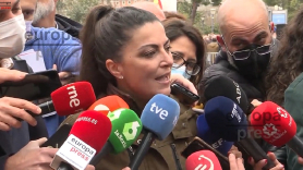 La diputada de Vox, Macarena Olona, ante los medios en la manifestación de la AVT. EP