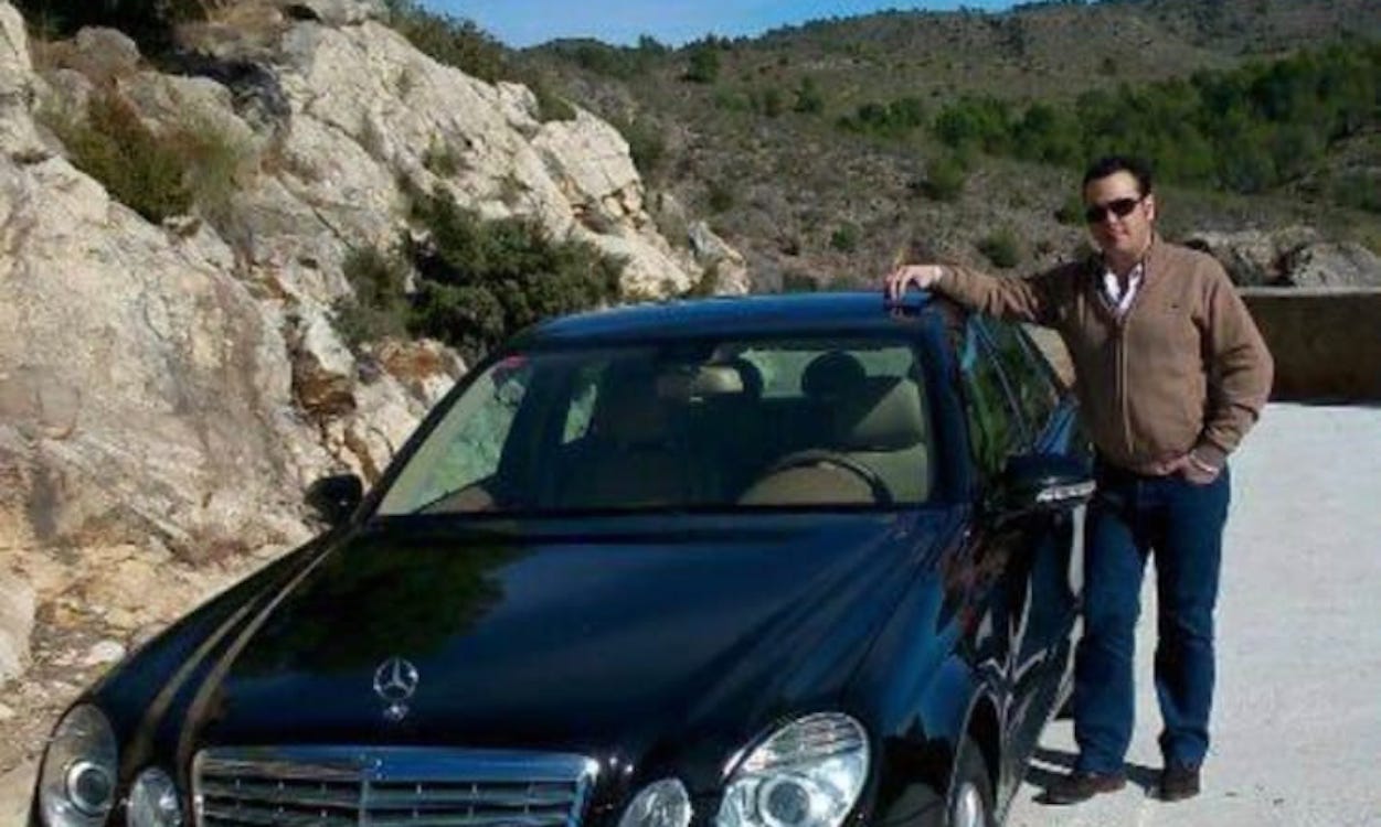 Manuel Hernández posa con su Mercedes. Facebook