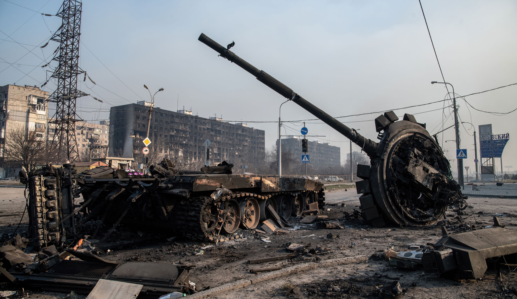 Un tanque ruso abandonado en las calles de Mariúpol, Ucrania.