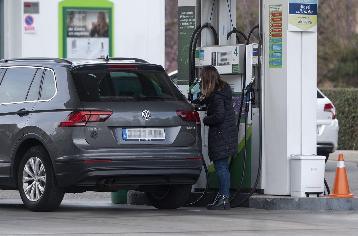 Una mujer reposta combustible en una gasolinera. Europa Press