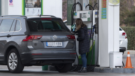 Una mujer reposta combustible en una gasolinera. Europa Press