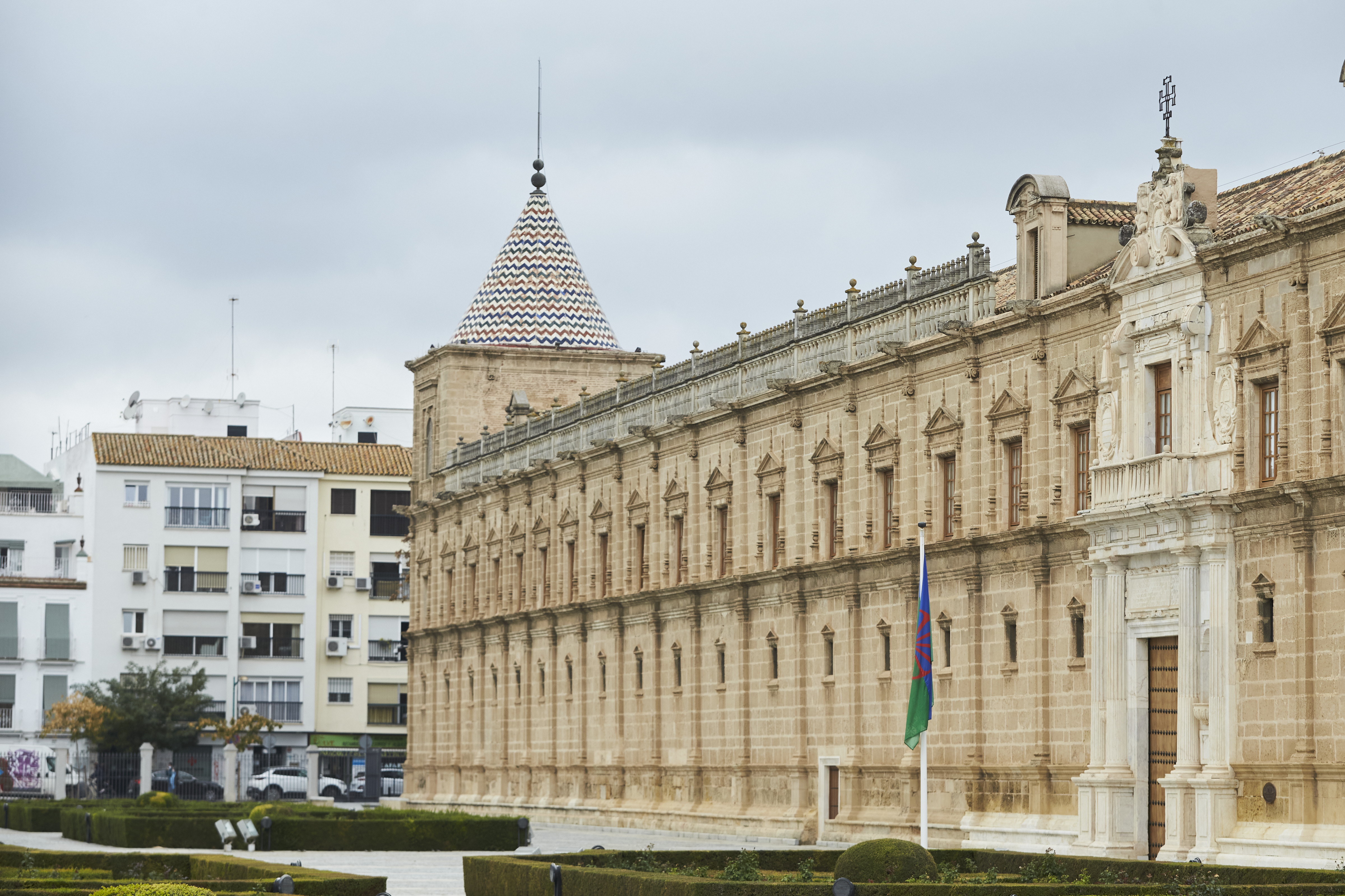 La bandera ondea en la fachada principal del Parlamento durante el izado de la bandera gitana en el Parlamento andaluz. Joaquin Corchero / Europa Press