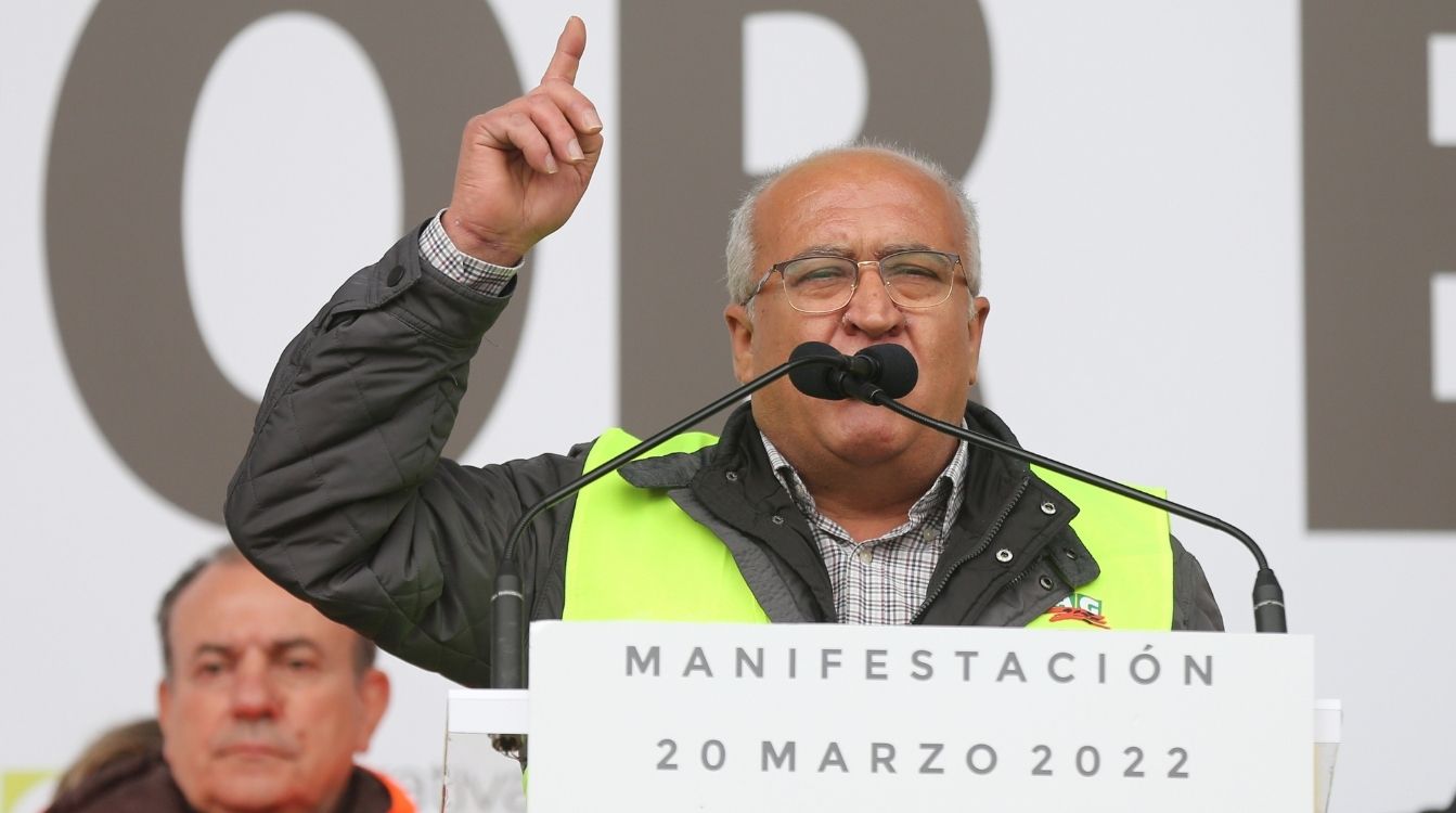 El secretario general de la Coordinadora de Organizaciones de Agricultores (COAG), Miguel Padilla, interviene al final de la marcha ‘20M’, a 20 de marzo de 2022, en Madrid (España)