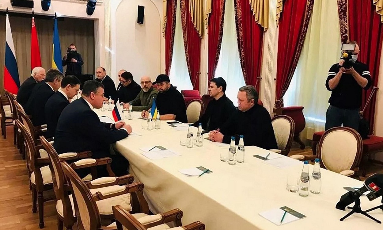 Delegaciones de Rusia y Ucrania reunidas en Bielorrusia, en uno de los encuentros anteriores. EP