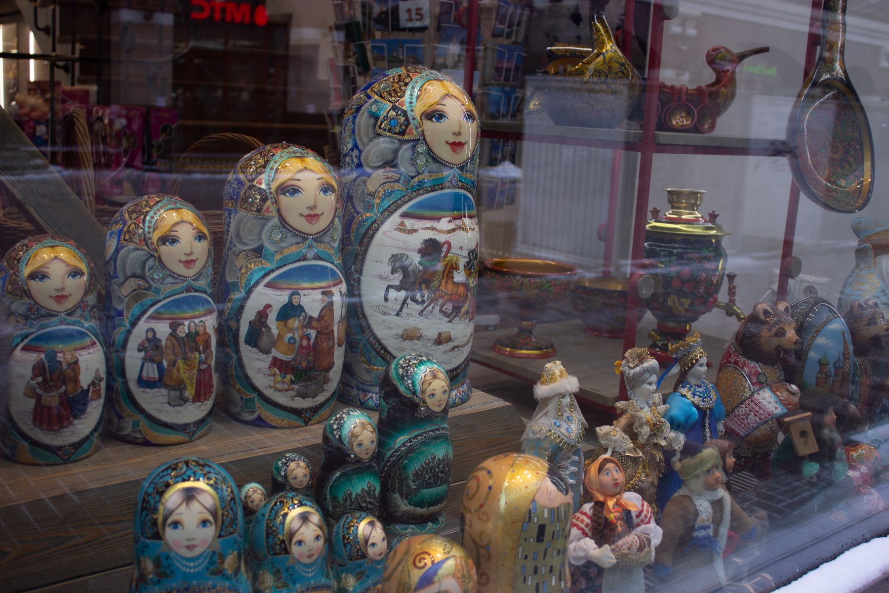 Varias matrioskas en una tienda de souvenirs de Moscú
