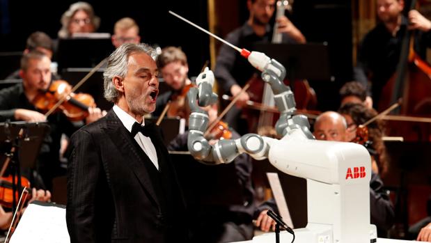Un robot dirige a Andrea Bocelli y a una orquesta sinfónica