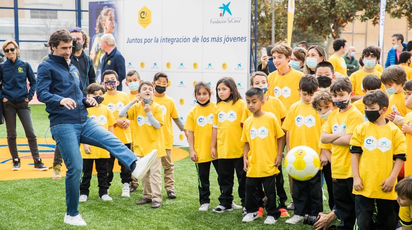 Raúl ante la atenta mirada de los niños durante la inauguración