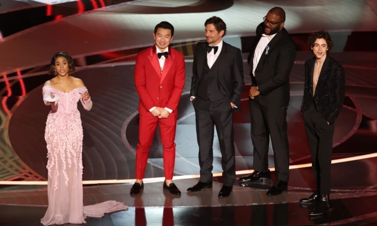 La presentadora Regina Hall acompañada de varios actores de Hollywood durante los Oscar 2022.