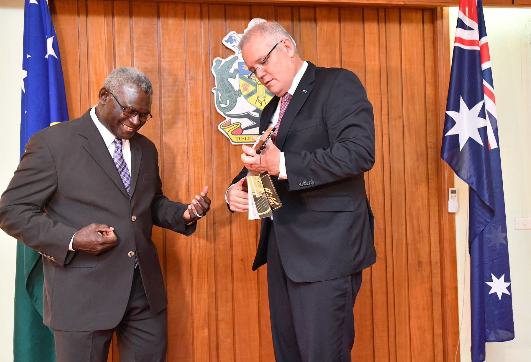 El primer ministro de las Islas Salomón, Manasseh Sogavare, con el primer ministro de Australia, Scott Morrison