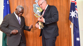 El primer ministro de las Islas Salomón, Manasseh Sogavare, con el primer ministro de Australia, Scott Morrison