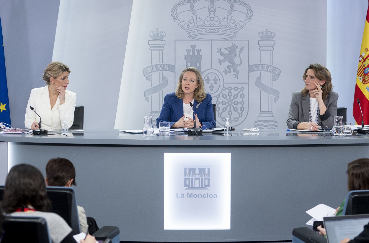 Yolanda Díaz, Nadia Calviño y Teresa Ribera, vicepresidentas del Gobierno, durante la rueda de prensa posterior al Consejo de Ministros. Europa Press