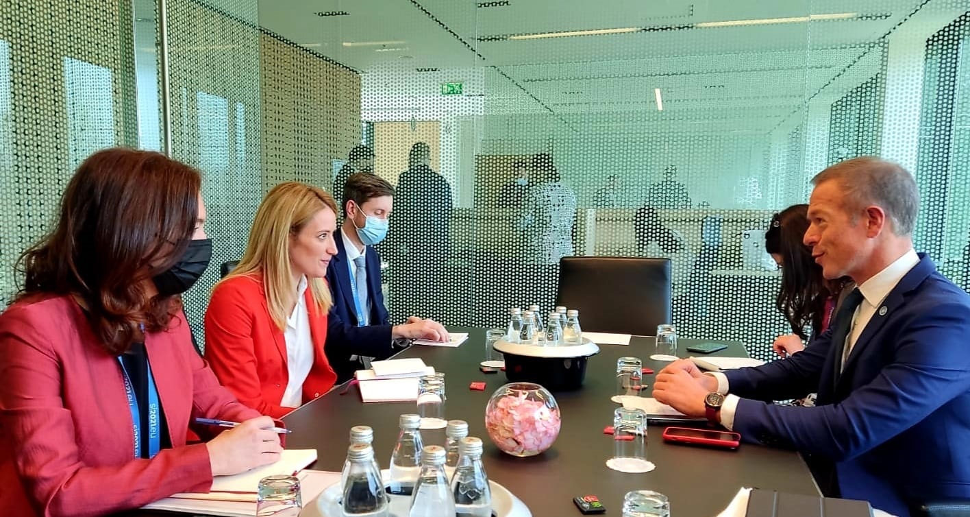 El presidente del Senado, Ander Gil, y la presidenta del Parlamento Europeo, Roberta Metsola. Fuente: Senado.