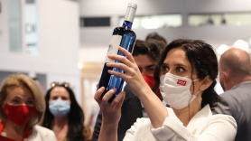 Isabel Díaz Ayuso con una botella de vino. EP