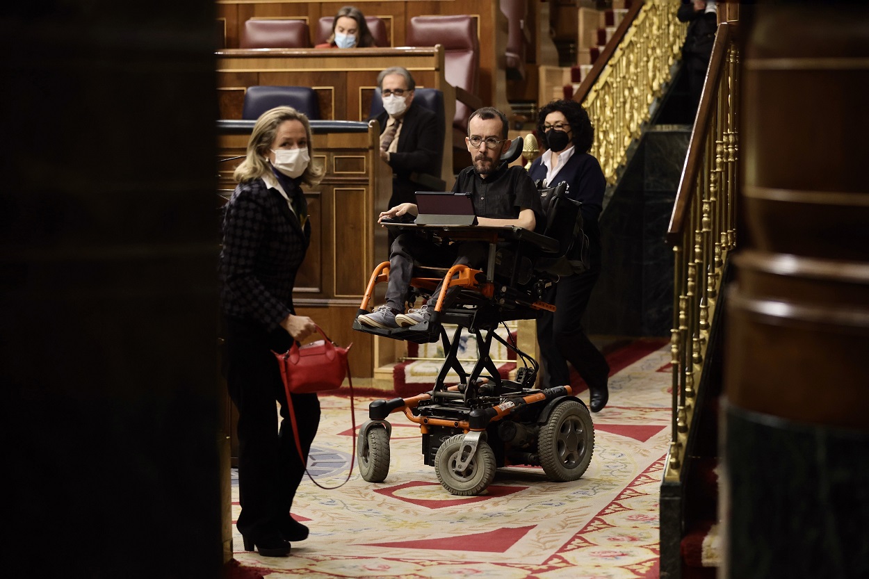 La vicepresidenta primera y ministra de Asuntos Económicos y Transformación Digital, Nadia Calviño, y el portavoz de Unidas Podemos en el Congreso, Pablo Echenique