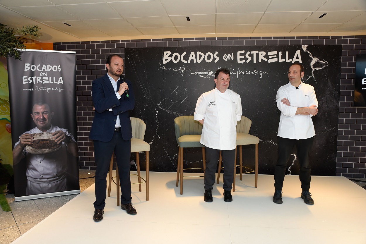 El chef Martín Berasategui junto al presidente de Aramark España, Jaime Thiebaut, y uno de los cocineros de Aramark