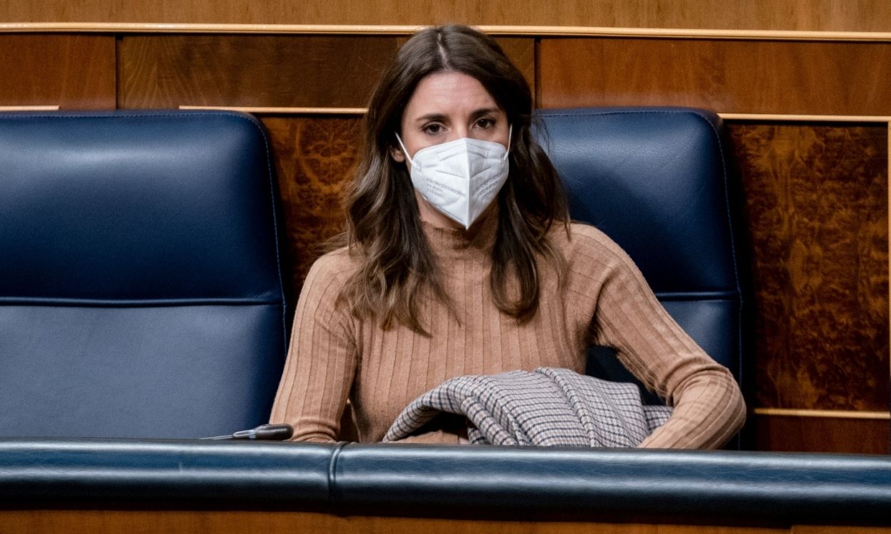 La ministra de Igualdad, Irene Montero, en una sesión plenaria, en el Congreso de los Diputados,